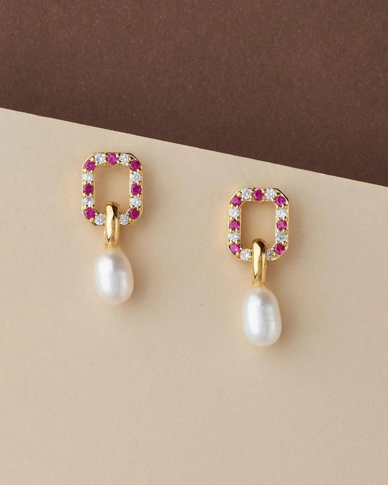 Classy & Simple Hang Pearl Earring