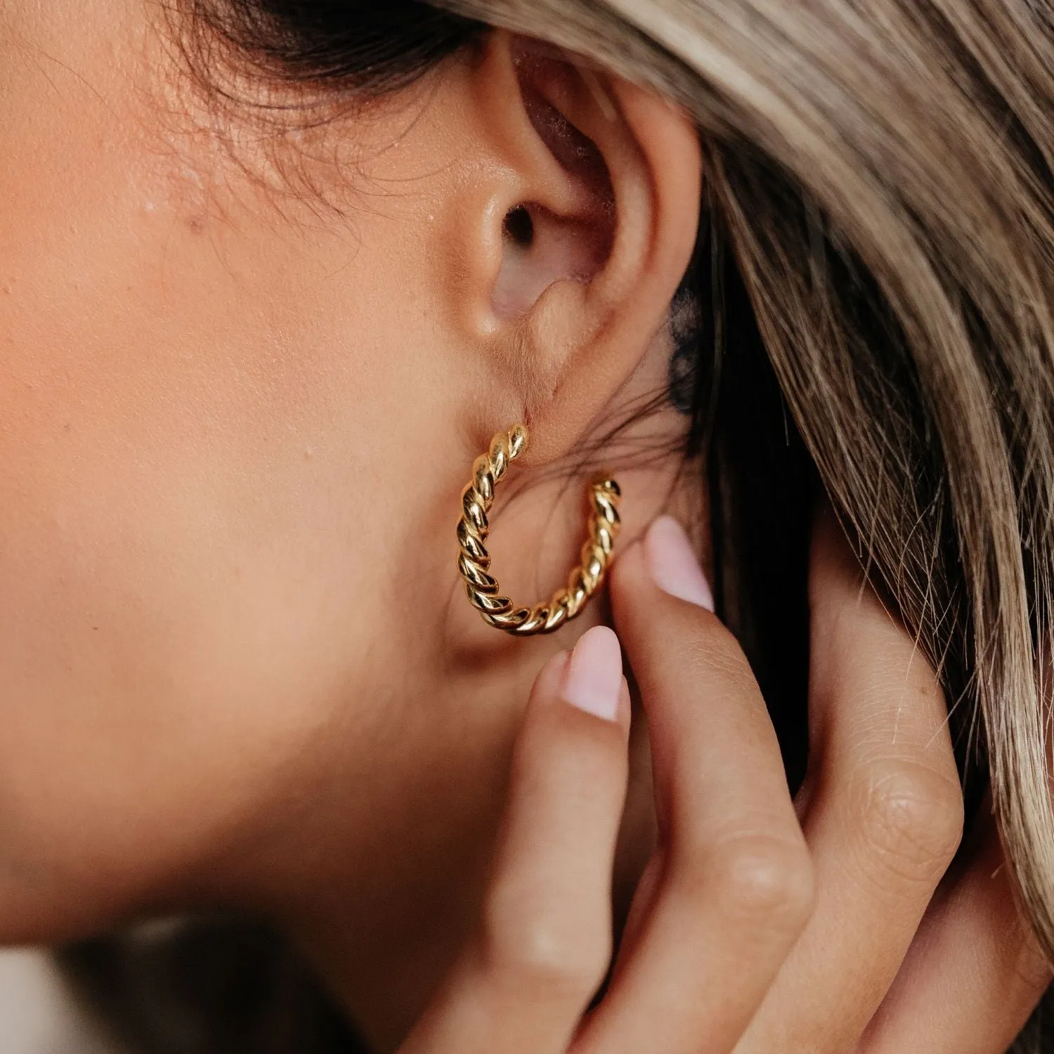 Roma Twist Hoop Earrings (Gold)